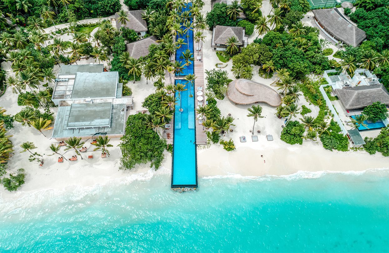 A dazzling gradient of blue in Fairmont Maldives’ infinity pool | World Travel Magazine A dazzling gradient of blue in Fairmont Maldives’ infinity pool