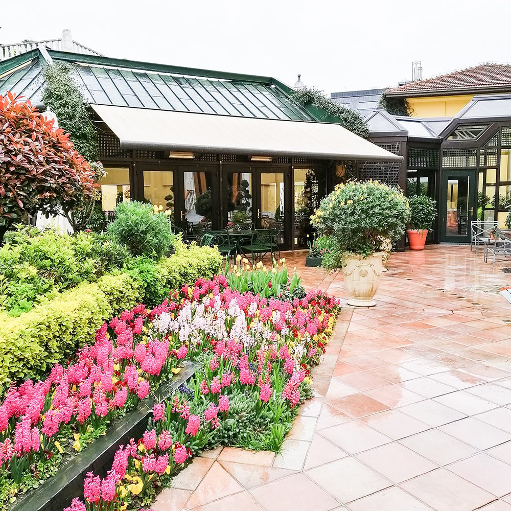 Four Seasons Sultanahmet courtyard garden & Seasons restaurant | World Travel Magazine Four Seasons Sultanahmet courtyard garden & Seasons restaurant