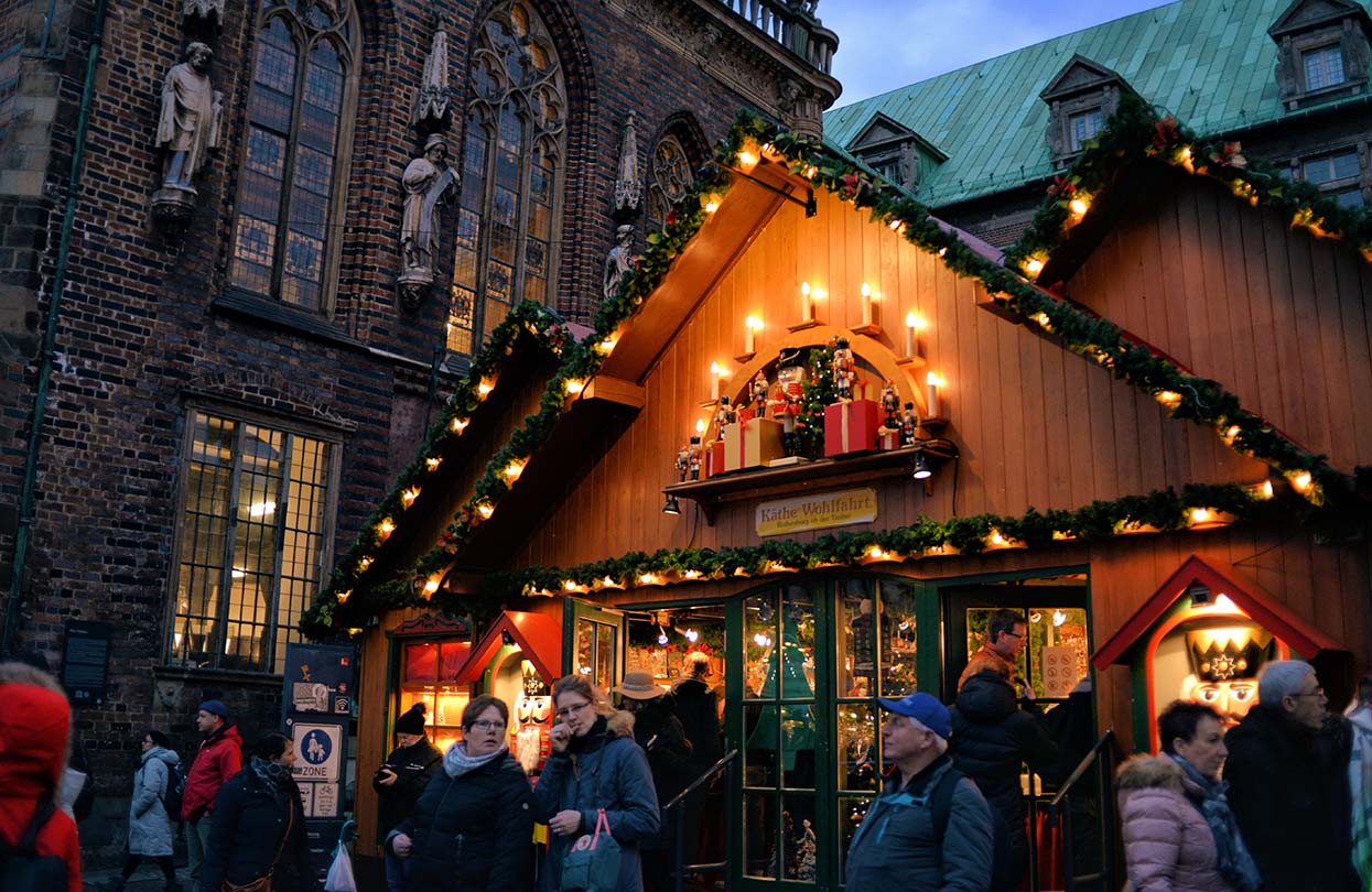 Christmas market in Hamburg, Image by Anastacija, Shutterstock | World Travel Magazine Christmas market in Hamburg, Image by Anastacija, Shutterstock