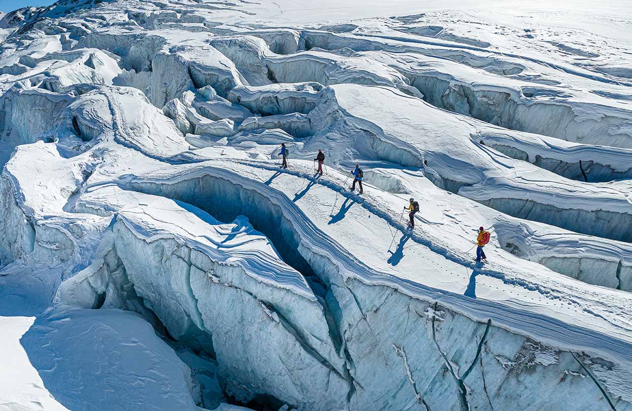 Excursion on the glacier, Image Copyright Saastal Tourismus AG Filme von Draussen | World Travel Magazine Excursion on the glacier, Image Copyright Saastal Tourismus AG Filme von Draussen