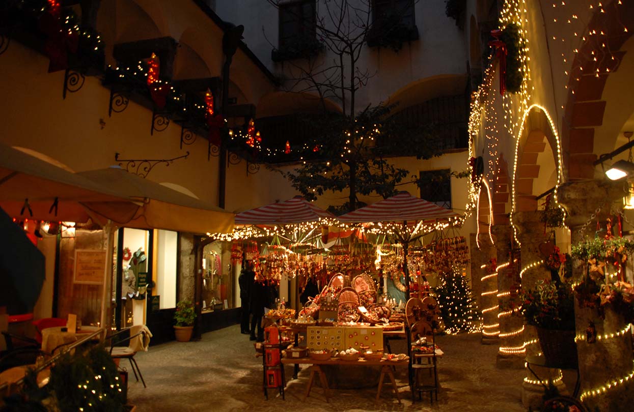 Christmas market in a courtyard in Salzburg, Image by Alexander Jung, Shutterstock | World Travel Magazine Christmas market in a courtyard in Salzburg, Image by Alexander Jung, Shutterstock